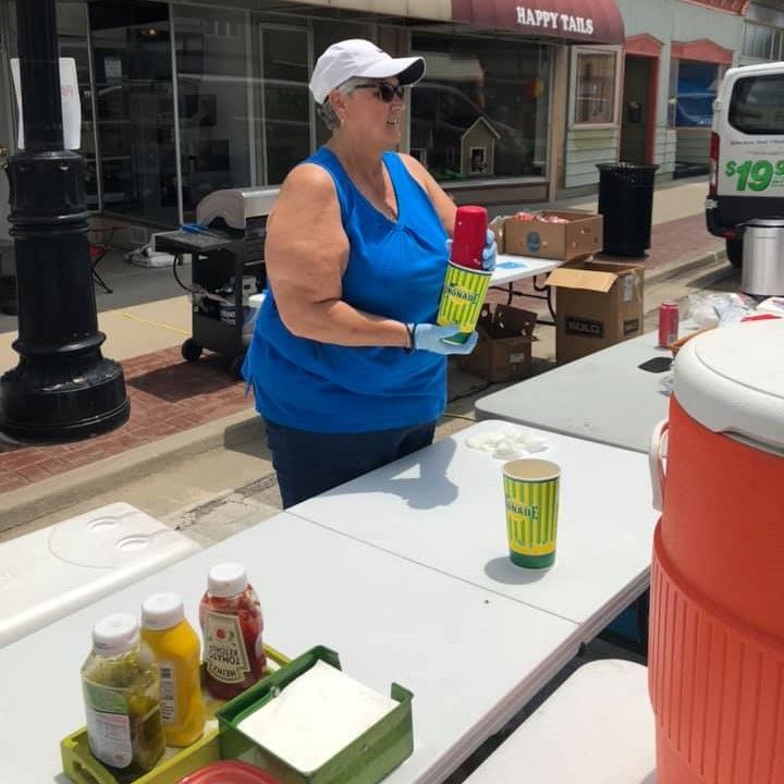 volunteer serves a lemon shake up at pickers event